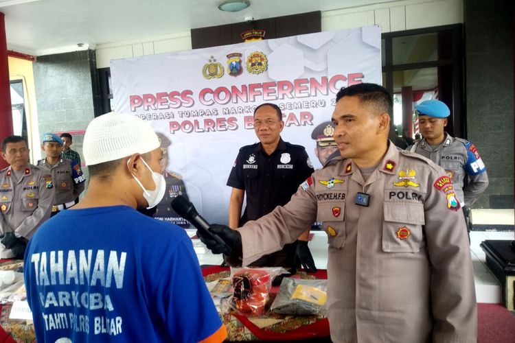 FM (33), pedagang bebek di Blitar yang ditangkap polisi karena kedapatan mengonsumsi sabu-sabu, menjawab pertanyaan wartawan pada konferensi pers di Mapolres Blitar, Kamis (31/8/2023).