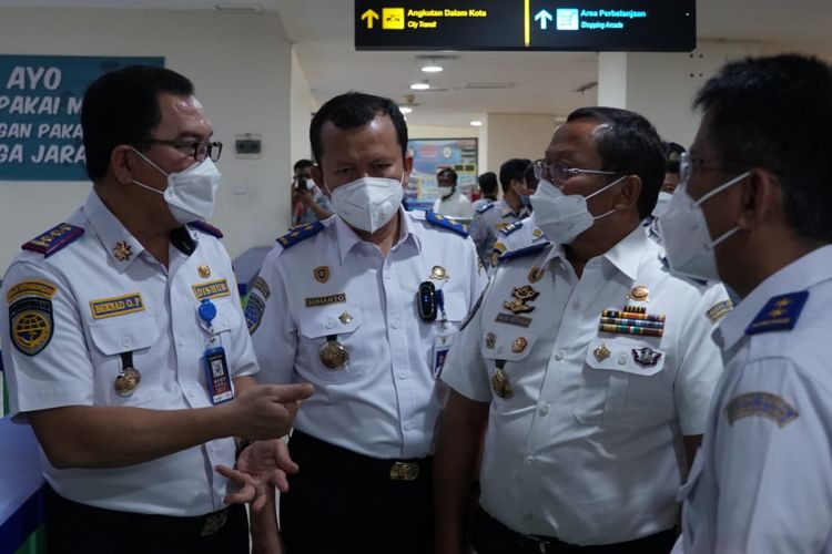 Direktur Jenderal Perhubungan Darat Kemenhub Budi Setiyadi menggelar Rapat Persiapan Angkutan Lebaran 2022 sekaligus mengecek kesiapan armada bus di Terminal Pulogebang, Jakarta, Sabtu (9/4/2022).