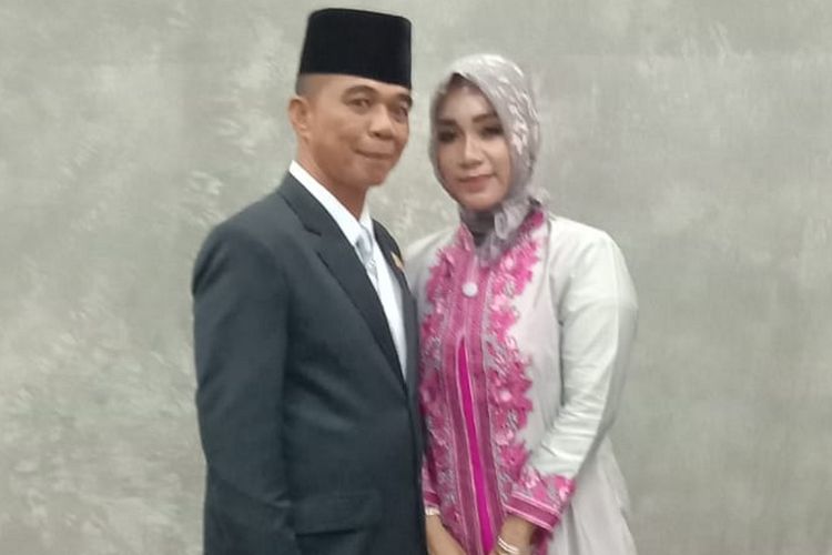 Salah satu istri Andi Sukma, Legislator partai Hanura di Luwu Utara, usai pelantikan, dirinya membawa 3 istri sekaligus untuk mengikuti pelantikan.