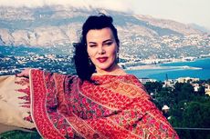 Aktris Hollywood Debi Mazar Positif Covid-19, Rasakan Gejala Demam Tinggi