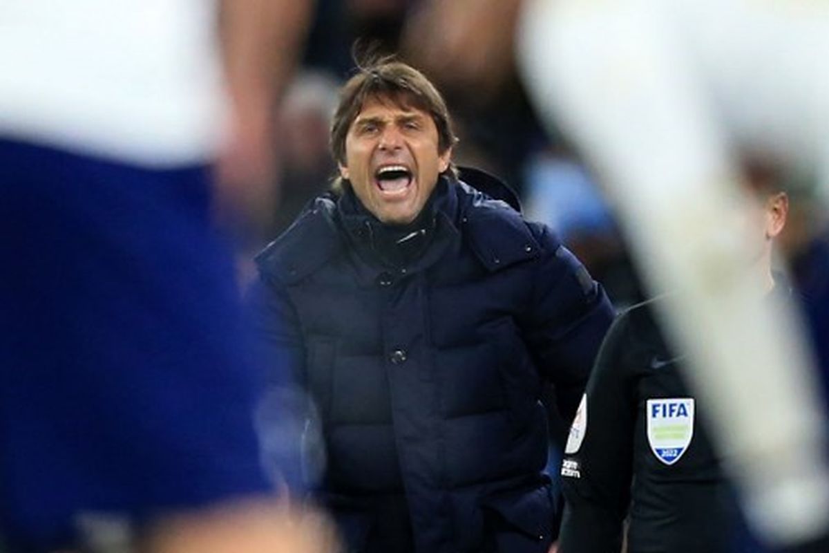 Ekspresi Antonio Conte di tengah laga Manchester City vs Tottenham Hotspur pada pekan ke-26 Liga Inggris. 