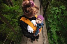 Simak, 3 Panduan Penting Menggendong Bayi Pakai Baby Carrier