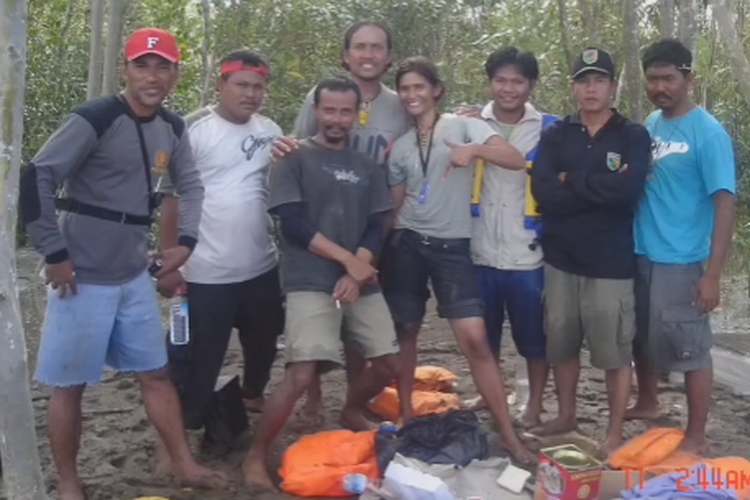 Keempat tim Jejak Petualangan yang selamat foto bersama tim SAR yang menemukan mereka di sebuah pulau kosong di Agats, Papua, pada 10 Juni 2006. Sementara itu, seorang kamerawan hilang hingga saat ini.