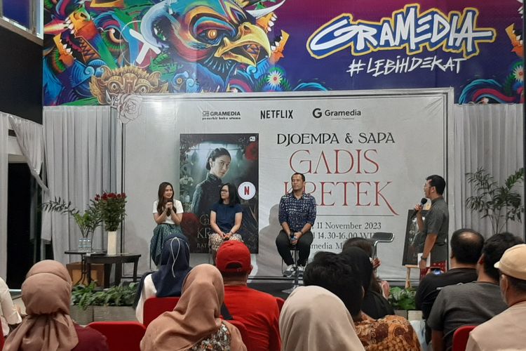 Aktris Tissa Biani saat menghadiri diskusi novel Gadis Kretek di Gramedia Matraman, Jakarta Pusat, Sabtu (11/11/2023)