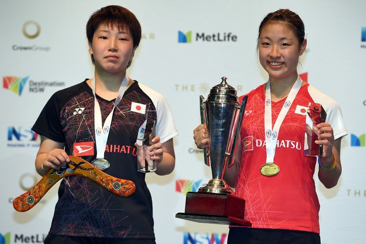 Pebulu tangkis tunggal putri Jepang, Nozomi Okuhara (kanan), berpose dengan rekan senegaranya, Akane Yamaguchi, yang dia kalahkan pada laga final Australia Terbuka 2017 di Sydney Olympic Park, Minggu (25/6/2017).