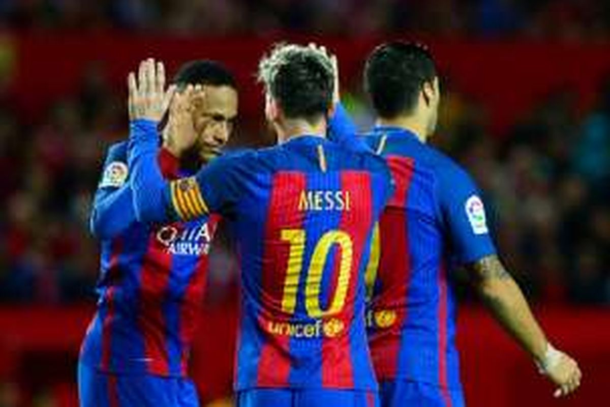 Trio MSN, Lionel Messi, Luis Suarez, dan Neymar, merayakan gol Barcelona ke gawang Sevilla pada pertandingan La Liga di Stadion Ramon Sanchez Pizjuan, Minggu (6/11/2016). 