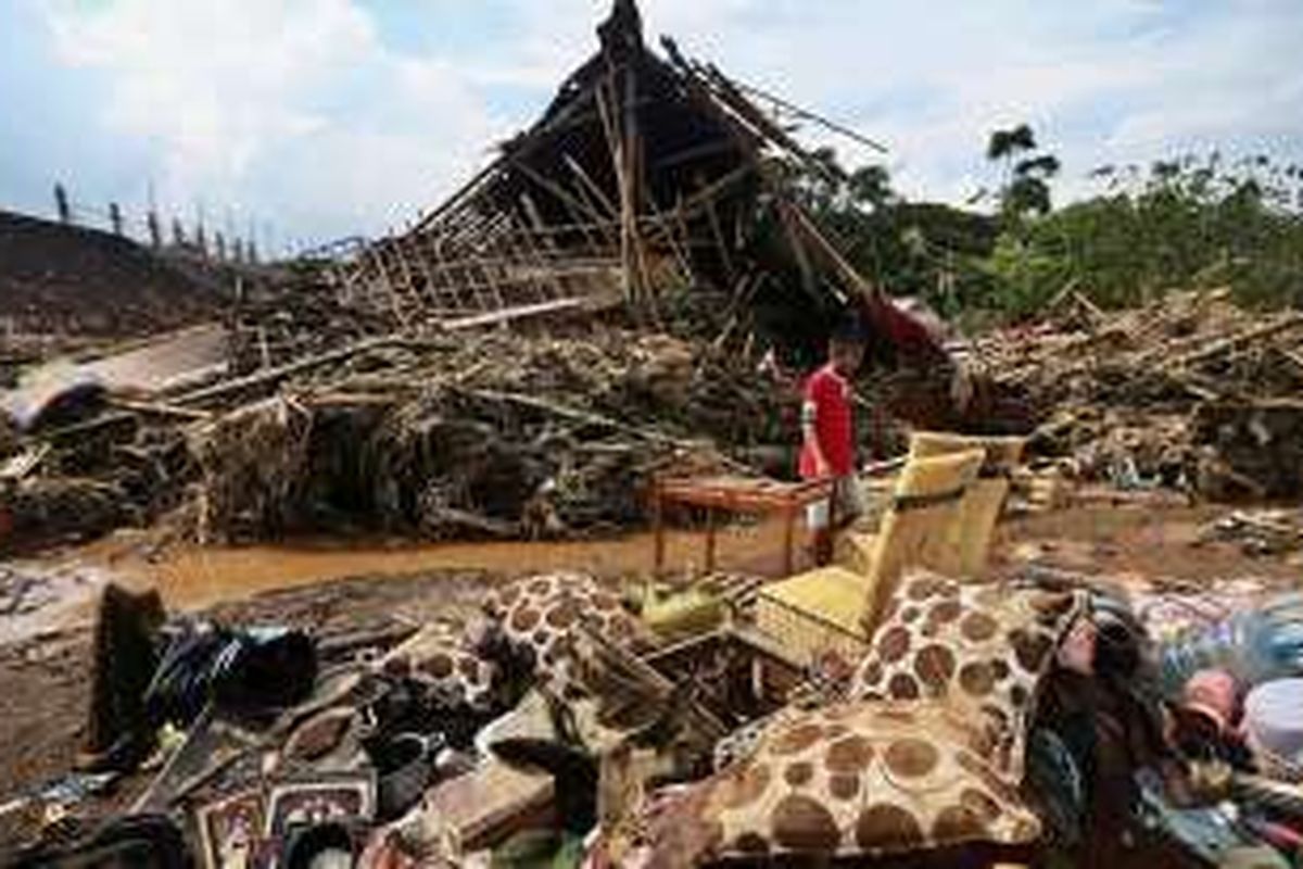 Banjir Bandang Garut - Sejumlah pemukiman dan benda milik warga Tarogong Kidul, Kabupaten Garut, Jawa Barat, masih porak poranda pasca diterjang banjir bandang, Rabu (21/9/2016). Banjir bandang luapan SUngai Cimanuk yang terjadi pada Selasa (20/9/2016) sekitar pukul 23.00 ini menewaskan sekitar 30 warga dan hingga kini beberapa korban lain dinyatakan hilang.