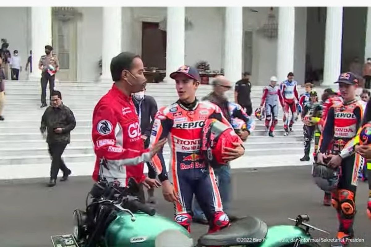 Presiden Joko Widodo berbincang dengan Marc Marquez