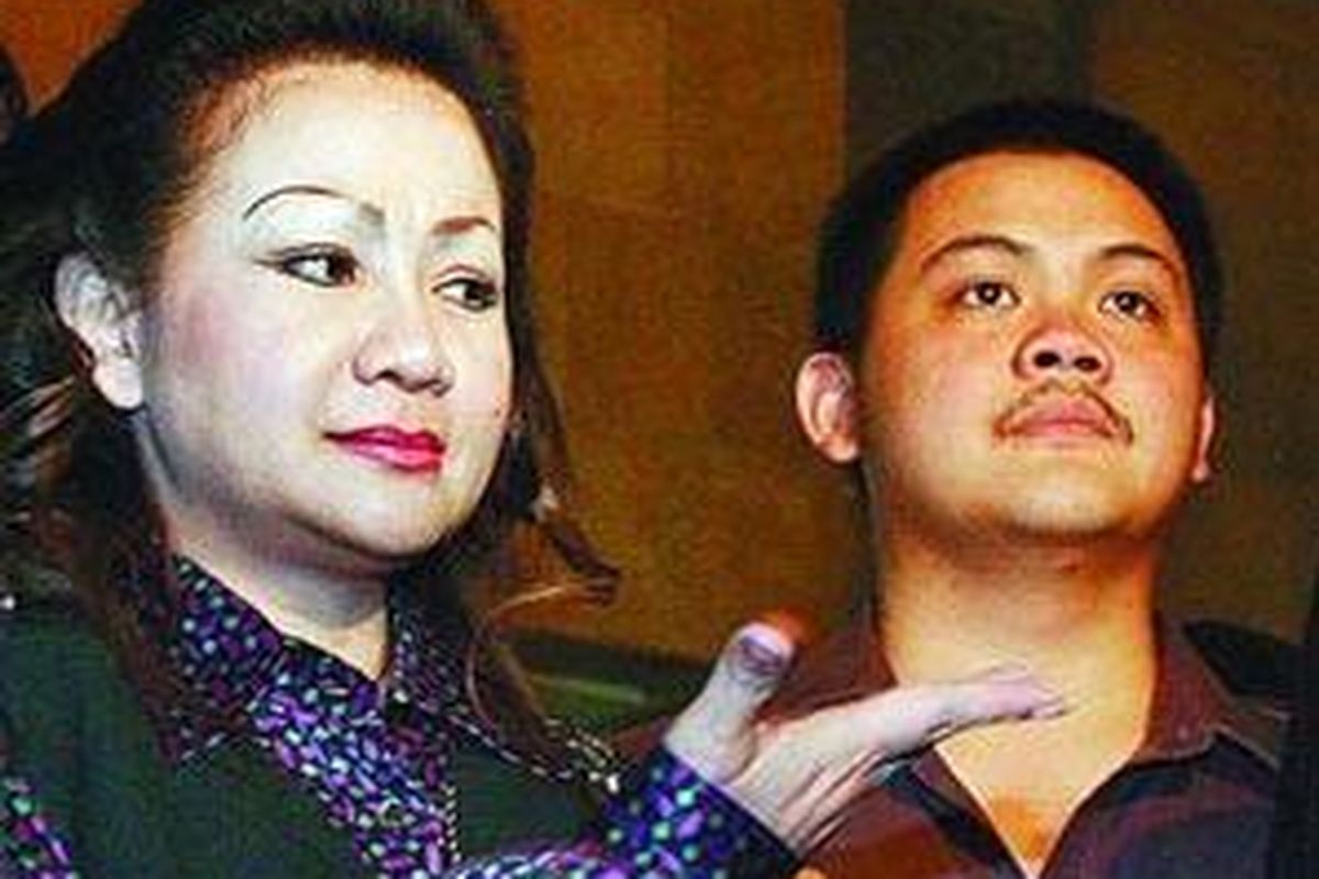 Tersangka kasus penyuapan terhadap jaksa Urip Tri Gunawan, Artalyta Suryani (kiri), tidak bersedia menjawab pertanyaan wartawan seusai diperiksa di Kantor KPK, Jakarta, Selasa (11/3).