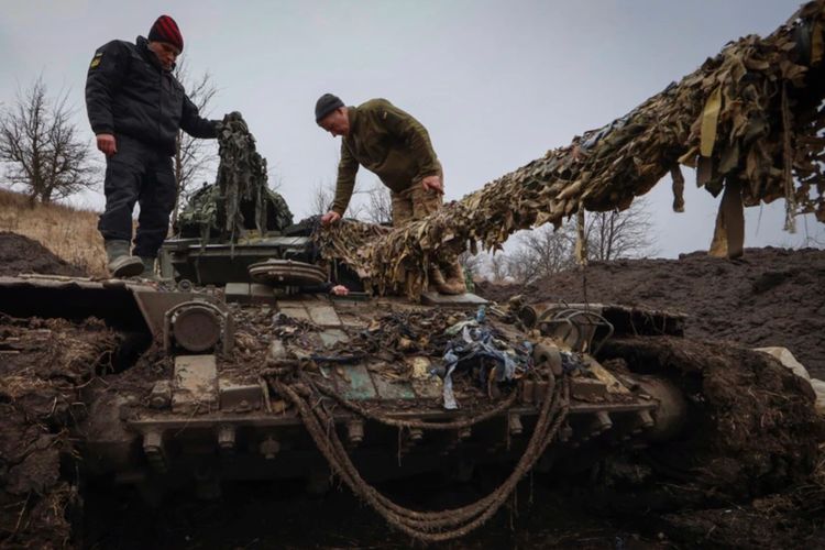 Anggota dari pasukan tentara Ukraina memeriksa peralatan tempur sebelum dikirimkan di pangkalan militer di wilayah Zaporizhzhia, Ukraina, pada 16 Maret 2023.