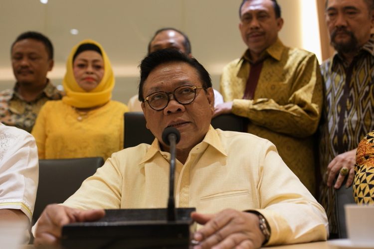 Ketua Dewan Pakar Partai Golkar Agung Laksono memberikan keterangan pers di Kantor DPP Partai Golkar, di Jalan Anggrek Neli Murni, Jakarta Barat, Jumat (21/7/2017). Pertemuan ini digelar atas permintaan DPP Golkar untuk membahas status Setya Novanto yang menjadi tersangka korupsi proyek pengadaan kartu tanda penduduk elektronik (E-KTP).