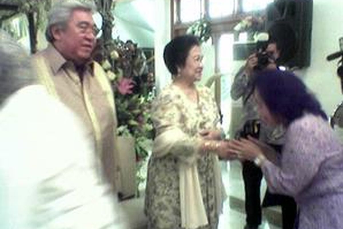 Ketua Umum PDIP Megawati Soekarnoputri bersama suaminya Taufik Kiemas membuka rumahnya bagi para tamu dalam rangka Lebaran, Rabu (1/10).