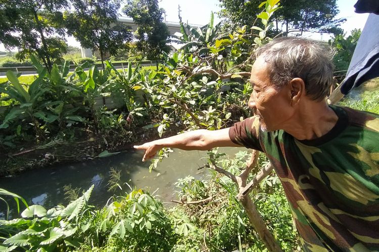 Warga menunjukkan lokasi ditemukannya mayat tanpa busana di Sungai Cisangkan, Kota Cimahi, Jumat (12/5/2023).