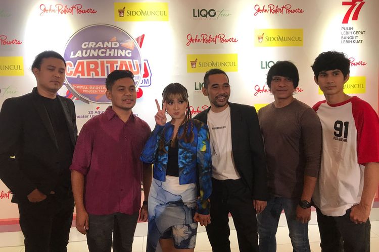 Grup band Lyla akhirnya membawakan lagu 123 bersama Chika Jessica secara langsung di acara peluncuran Caritau.com di Gedung Usmar Ismail, Jakarta Selatan.