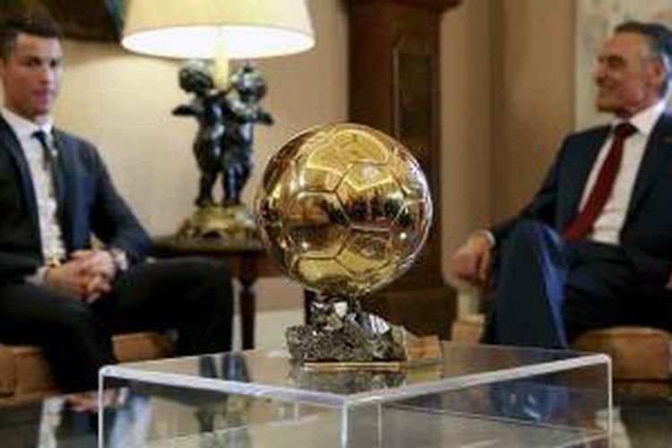 Pemain Portugal yang memenangi Ballon d'Or, Cristiano Ronaldo (kiri), bersama Presiden Portugal Anibal Cavaco Silva, duduk di dekat trofi sebelum acara pemberian gelar Grand Officer of of the Order of Don Henrique kepada Ronaldo, Senin (20/1/2014).