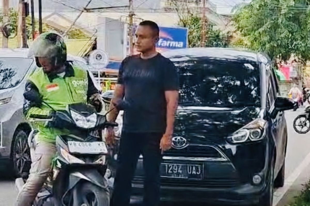 Oknum anggota TNI berinisial F, yang diduga memukul seorang pengemudi ojek online (ojol) bernama Teguh mengaku khilaf dan menyesali perbuatannya. 