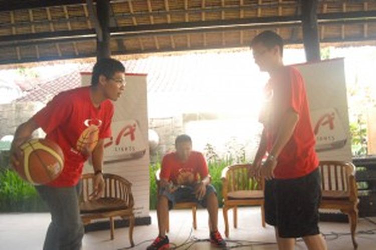 Syam Hasyimi (kiri) memperagakan trik boomerang untuk mengecoh lawan, saat coaching clinic LA Lights Bali Open Run Streetball 2013 di restoran Bendega, Denpasar, Jumat (21/6/2013).