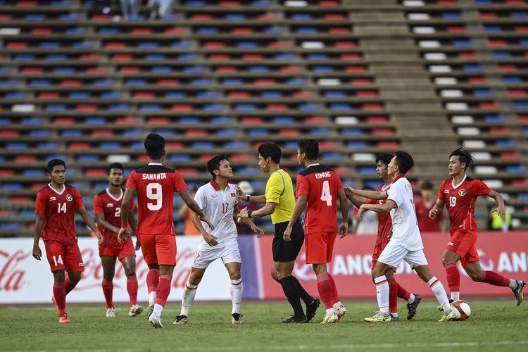 Pesepak bola timnas Indonesia U-22 bersitegang dengan pesepak bola Vietnam pada pertandingan babak semifinal SEA Games 2023 di National Olympic Stadium, Phnom Penh, Kamboja, Sabtu (13/5/2023). ANTARA FOTO/Muhammad Adimaja/aww.
