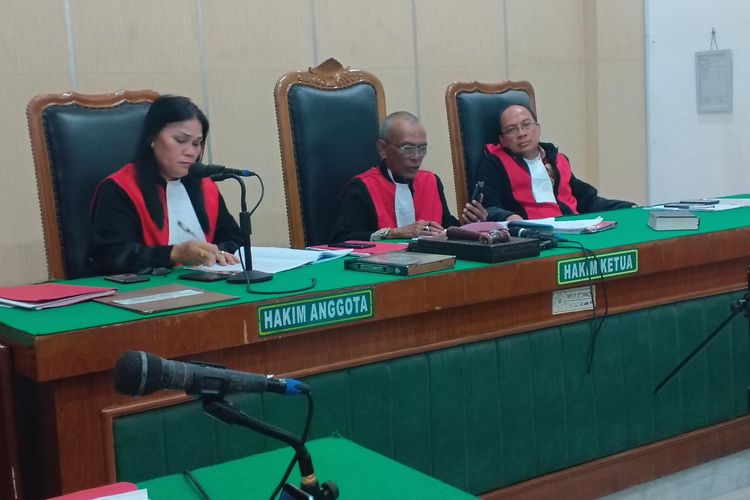 Ketua Majelis Hakim Arfan Yani saat membacavonis terhadap Ketua Ormas di Medan, Imran Surbakti dalam kasus ancam bunuh wartawan, Kamis (25/1/2024) 