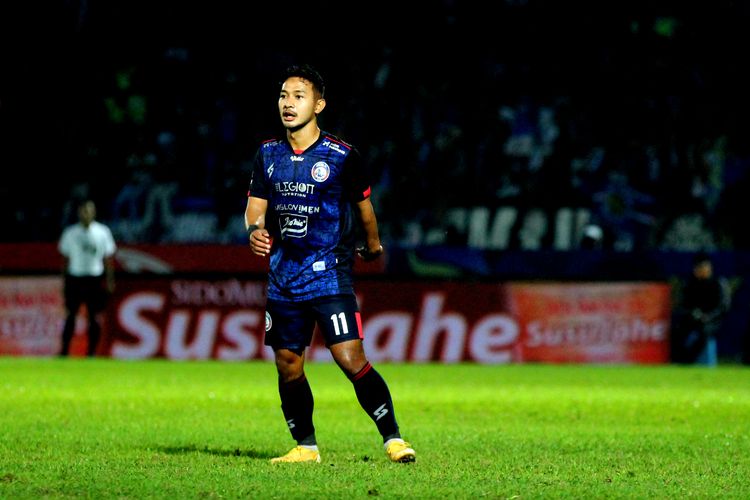 Pemain Arema FC Gian Zola saat pertandingan leg pertama Final Piala Presiden 2022 melawan Borneo FC yang berakhir dengan skor 1-0 di Stadion Kanjuruhan Kepanjen, Kabupaten Malang, Kamis (14/7/2022) malam.