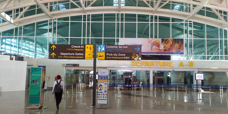 Pintu kedatangan terminal internasional Bandara Internasional I Gusti Ngurah Rai terlihat sepi di hari pertama pembukaan penerbangan internasional, Kamis (14/10/2021).