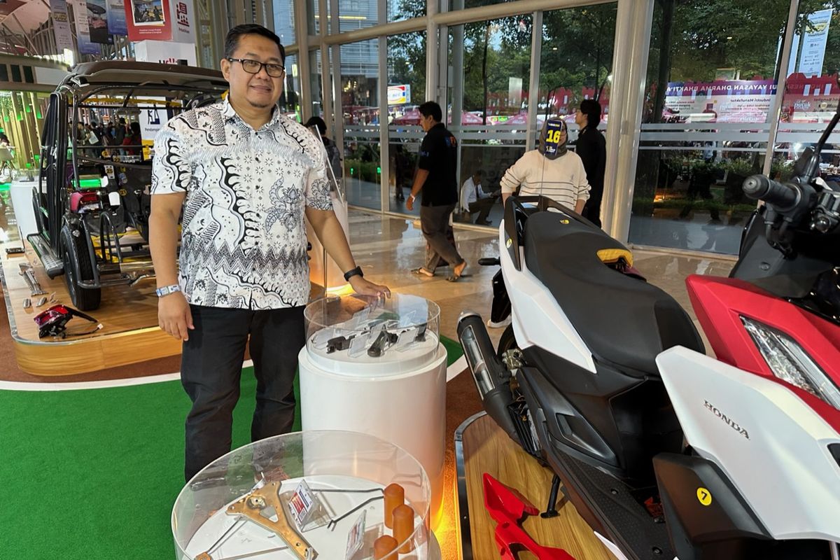 Direktur Utama PT. Bimuda Karya Teknik, Tri Sukamto (48) memegang produk usahanya saat ditemui di booth Yayasan Dharma Bakti Astra (YDBA) GIIAS 2024 di Tangerang, Banten pada Sabtu (20/7/2024). PT. Bimuda Karya Teknik merupakan salah satu UMKM manufaktur otomotif binaan Astra melalui YDBA.