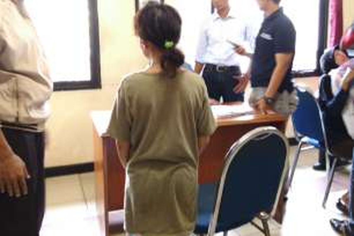 Seorang pembantu rumah tangga (PRT) melarikan diri dari rumah majikannya di Kawasan Moncokerto, Utan Kayu, Matraman, Jakarta Timur, Selasa (9/2/2016), setelah diduga mengalami penganiyaan dari majikannya.