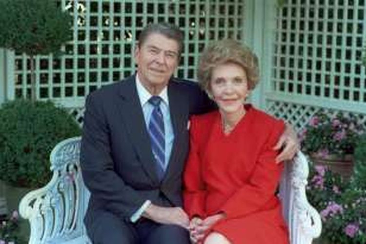 Nancy Reagan dan suaminya Ronald Reagan. 