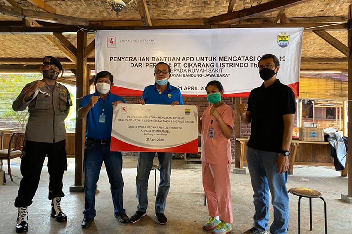 Para petinggi PT Persib Bandung Bermartabat (PBB) memberikan bantuan berupa APD bagi para petugas medis di 10 rumah sakit dan satu klinik di Kota Bandung. 