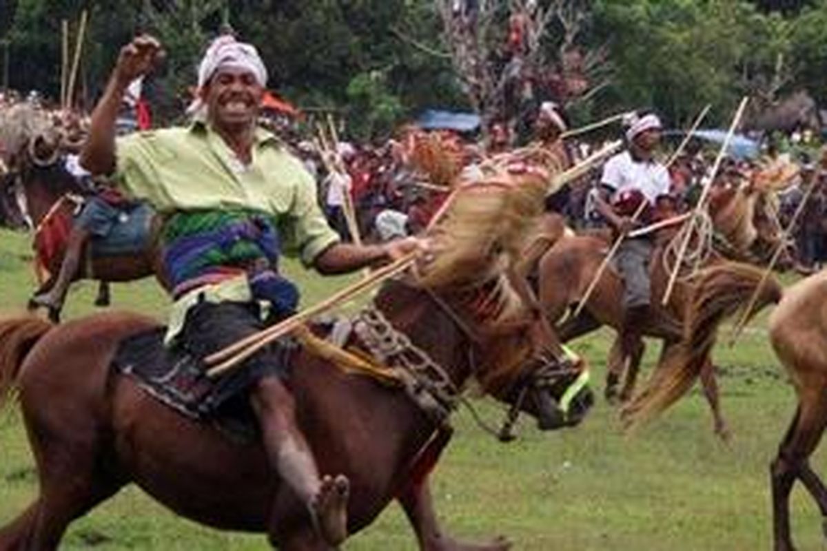 Peserta Pasola bersorak karena berhasil mengenai lawan dengan lembing yang dia lempar. Tradisi Pasola ini berlangsung di Laegalang, Kecamatan Wanokaka, Sumba Barat, Nusa Tenggara Timur, Rabu (14/3/2012).