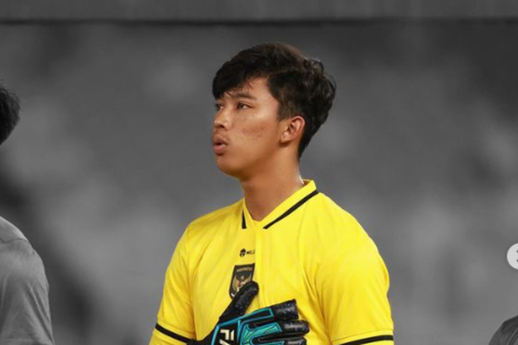 Kiper timnas U20 Indonesia, Daffa Fasya Sumawijaya, saat tampil dalam mini turnamen jelang Piala Asia U20 2023 di Stadion Utama Gelora Bung Karno.