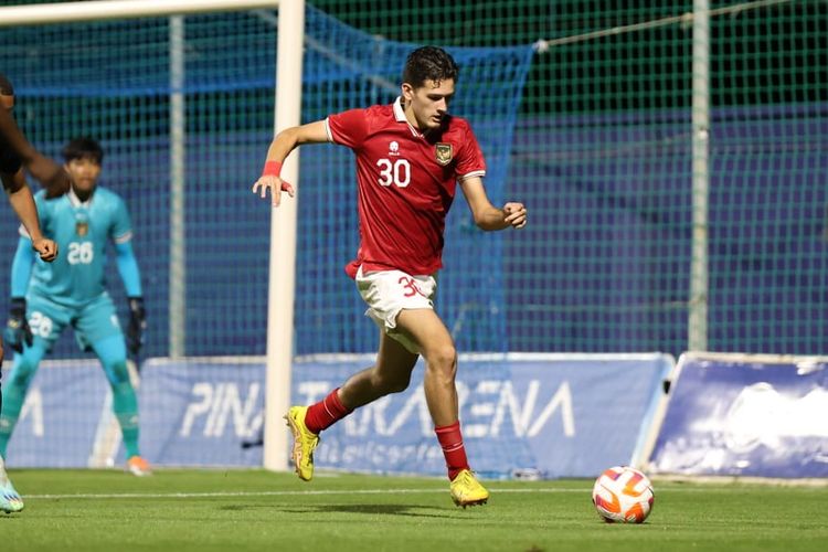 Pemain timnas U20 Indonesia, Justin Hubner, saat bertanding melawan Perancis dalam laga uji coba. pertandingan timnas U20 Indonesia vs Perancis, yang berakhir 0-6 untuk kemenangan Les Blues, sudah selesai diselenggarakan di Pinatar Arena, Murcia, Spanyol, Jumat (17/11/2022) dini hari WIB. Terkini, Justin Hubner dipastikan batal dinaturalisasi menjadi Warga Negara Indonesia (WNI).