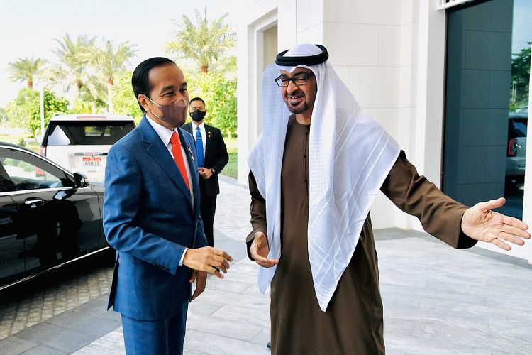 Presiden Joko Widodo (kiri) disambut Putra Mahkota Abu Dhabi dan Wakil Panglima Tertinggi Angkatan Bersenjata PEA Sheikh Mohamed bin Zayed Al Nahyan saat tiba di Istana Al-Shatie, Abu Dhabi, Uni Emirat Arab, Rabu (3/11/2021). ANTARA FOTO/Setpres-Laily R/foc.