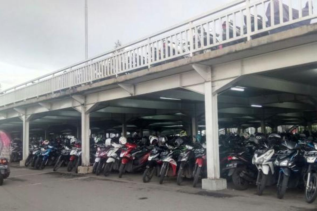 Parkir susun atau tingkat dua (double dacker) di Stasiun Bogor.