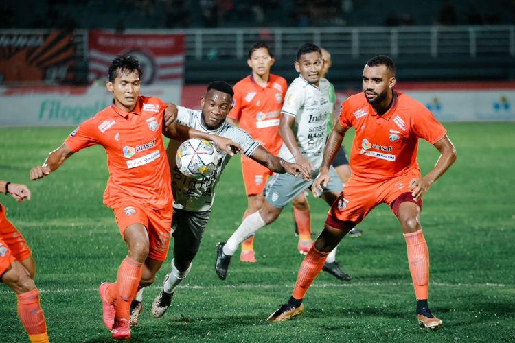 Duel perebutan bola dalam laga pekan ke-32 Liga 1 2022-2023 antara Borneo FC vs Bali United di Stadion Segiri, Samarinda, Kalimantan Timur, Senin (3/4/2023).