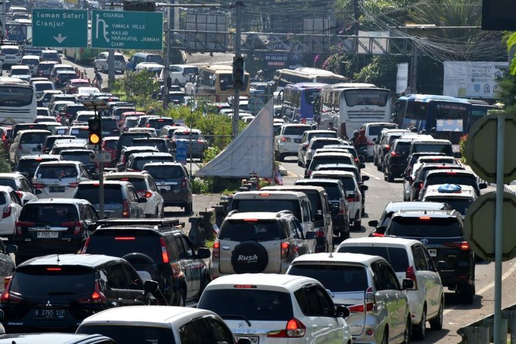 Sejumlah kendaraan bergerak melambat saat pemberlakuan satu arah menuju jalur wisata Puncak di Simpang Gadog, Kabupaten Bogor, Jawa Barat, Minggu (15/9/2024). Satlantas Polres Bogor mencatat peningkatan volume kendaraan di jalur wisata Puncak, Bogor tersebut mencapai 18.200 kendaraan hingga pukul 08.00 WIB pada libur panjang akhir pekan yang bertepatan dengan libur peringatan Maulid Nabi Muhammad SAW. ANTARA FOTO/Arif Firmansyah/YU