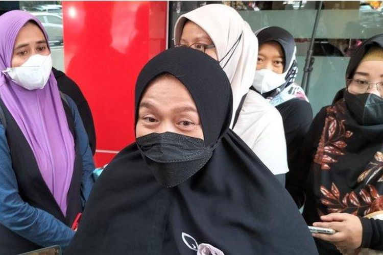 Sejumlah orangtua para pelaku pengeroyokan terhadap siswa SMAN 70 Jakarta mendatangi Polres Metro Jakarta Selatan, Selasa (5/7/2022) siang. MEreka meminta agar masa depan anaknya jangan sampai hancur. 