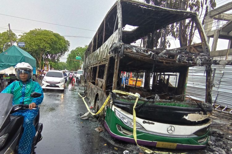 Bus Karina jurusan Jakarta - Sumenep, hangus di depan kantor perpustakaan daerah Kabupaten Pamekasan, Selasa (28/11/2023). Tidak ada penumpang dalam bus tersebut, hanya sopir dan sopir cadangan serta kondektur. Penyebab kebakaran diduga karena gangguan arus pendek ada mesin.