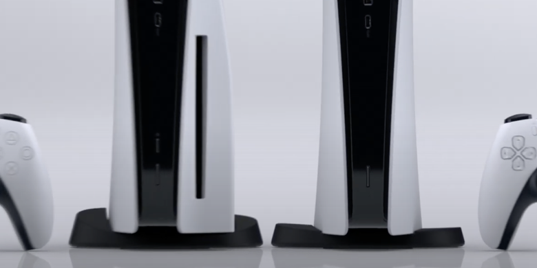 PS5 reguler (kiri) dan PS5 Digital Edition (kanan) yang tanpa slot cakram Blu-ray.