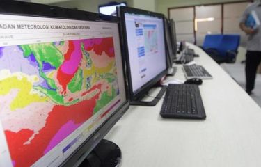 Model prakiraan cuaca arpege di Kantor BMKG, Jakarta, Senin (14/1/2013). Siklon tropis berdampak adanya pergerakan angin yang cukup lama di sebagian wilayah Jawa, termasuk Jakarta dan sekitarnya serta gelombang laut tinggi di selatan Jawa sampai NTT dengan tinggi gelombang mencapai 4 meter.