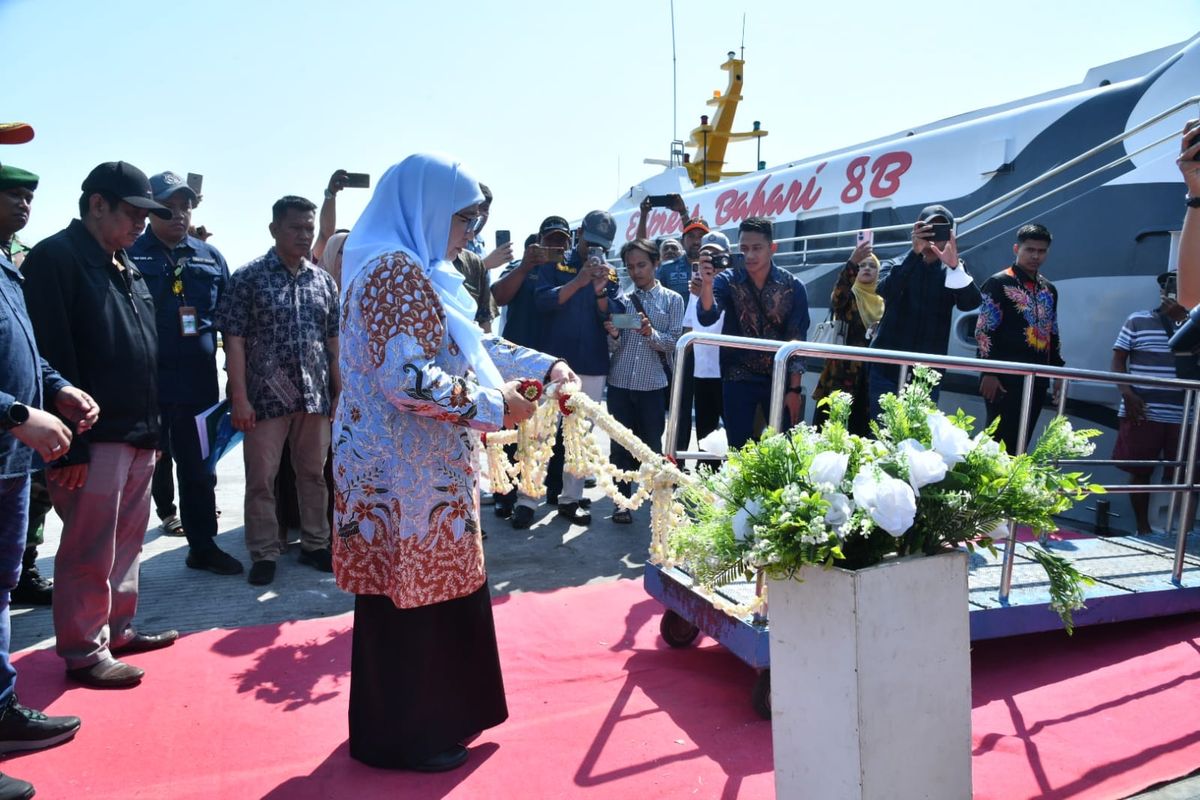 Plt Bupati Sumenep Dewi Khalifah terlihat meresmikan Kapal Cepat Express Bahari 8B dengan rute baru di Pelabuhan Kalianget, Sumenep, Jawa Timur, Minggu (13/10/2024). 