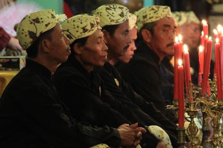 Abdi dalem membawa lilin saat gelaran Panjang Jimat sebagai simbolis nabi yang lahir saat malam hari