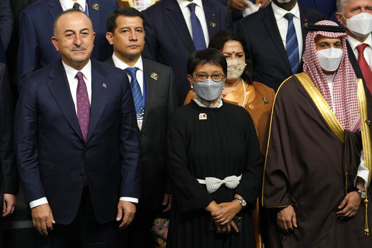 Dua menteri luar negeri yang paling mungkin pergi ke Kabul untuk bicara dengan Taliban adalah menteri luar negeri Turki, Mevlut Cavusoglu (kiri), dan mitranya dari Indonesia, Retno Marsudi (tengah), bisa dibilang diplomat wanita Muslim paling senior di dunia. 