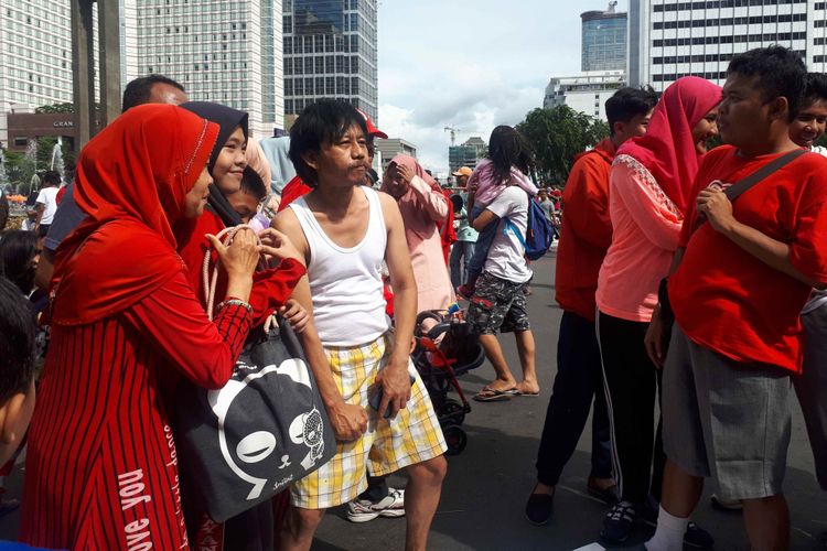 Aktor Epy Kusnandar turut memeriahkan acara car free day di kawasan Bundaran Hotel Indonesia (HI) pada Minggu (30/12/2018).