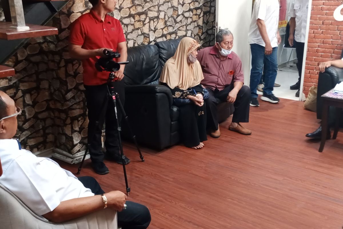 Cak Ji sedang menanggapi keluhan warga di ruang rumah aspirasi Surabaya