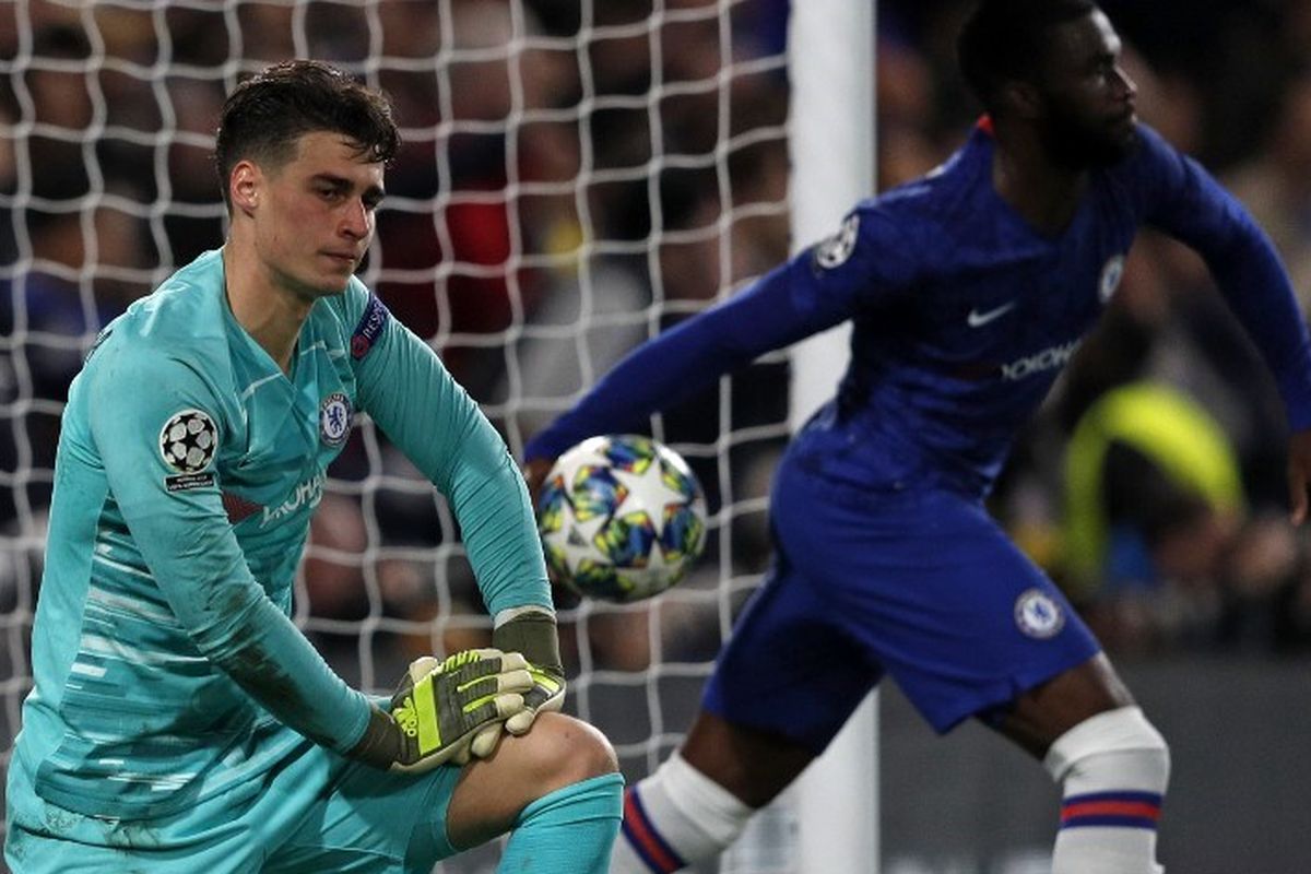 Kepa Arrizabalaga tampak kecewa seusai gawangnya kemasukan pada pertandingan Chelsea vs Ajax Amsterdam dalam lanjutan Liga Champions di Stadion Stamford Bridge, 5 November 2019. 