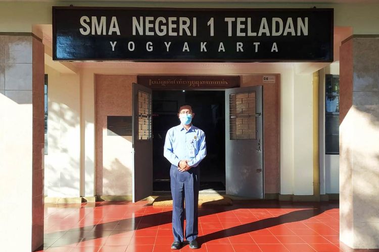 Kepala SMAN 1 Teladan Yogyakarta Drs. Miftakodin, MM., berada di depan pintu masuk sekolahnya. 