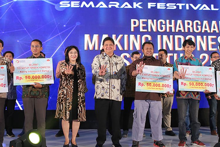 Penghargaan 5 Startup Terbaik Kompetisi Making Indonesia 4.0 Startup oleh Menperin Airlangga Hartarto didampingi oleh Dirjen IKM Gati Wibawaningsih (Foto: dok. Kementerian Perindustrian)