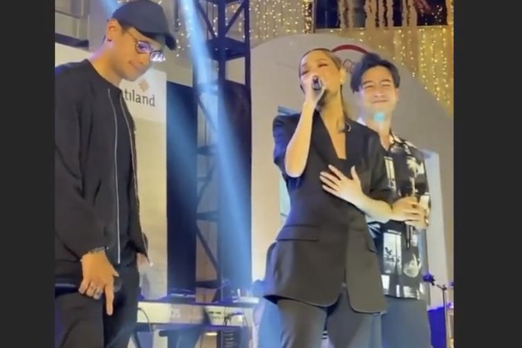 Bunga Citra Lestari sempat didampingi Vidi Aldiano dan Afgan Syahreza saat membawakan lagu Aku dan Dirimu. Ini adalah panggung perdana BCL setelah meninggalnya Ashraf Sinclair