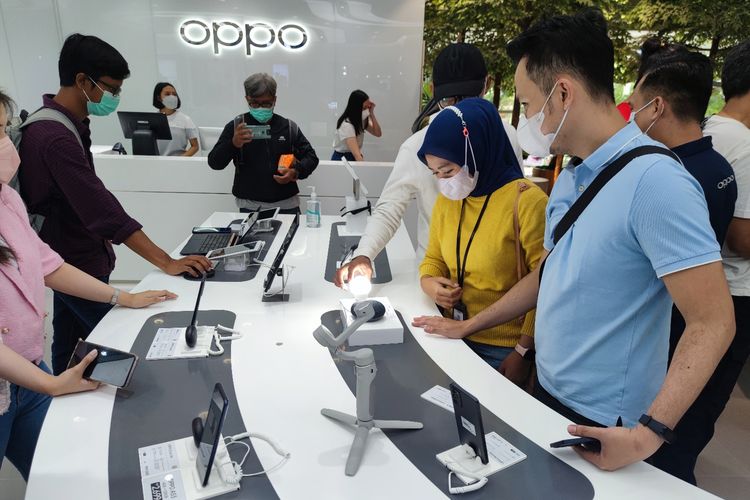 Pengunjung Oppo Experience Store yang terlihat sedang mencoba perangkat Google Nest.